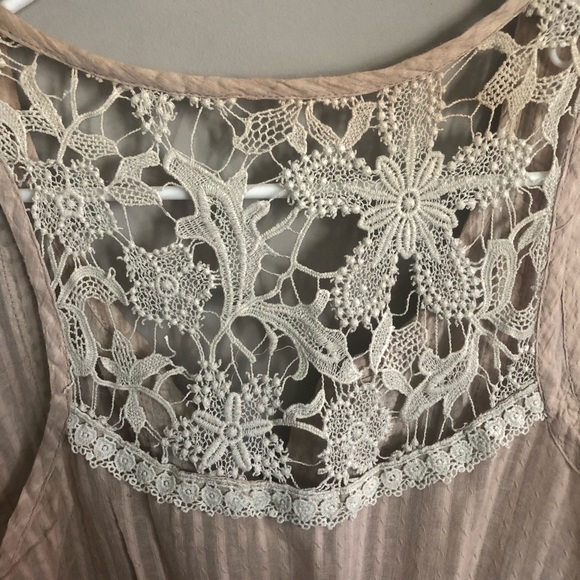 💖5/$25 Light pink/ ivory semi sheer striped button up top - Picture 5 of 6